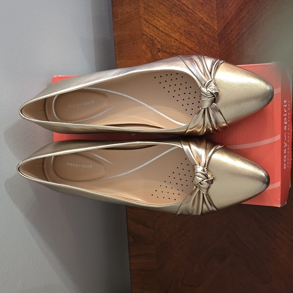 NEW IN BOX Easy Spirit Flats Color Gold Size 9 M - Picture 2 of 8